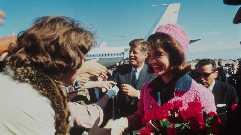  Ο Τζον και η Τζάκι Κένεντι την στιγμή που έφτασαν στο Τέξας