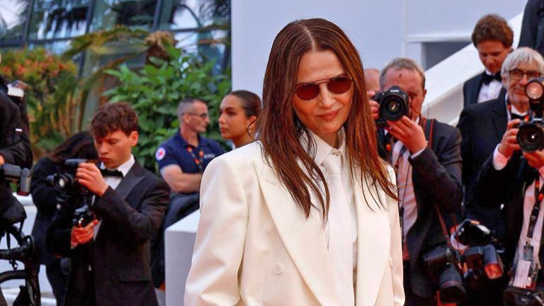 Η Ζιλιέτ Μπινός με κοστούμι στο κόκκινο χαλί