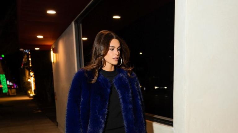 Η Κάια Γκέρμπερ με το γούνινο πανωφόρι από τα Mango/