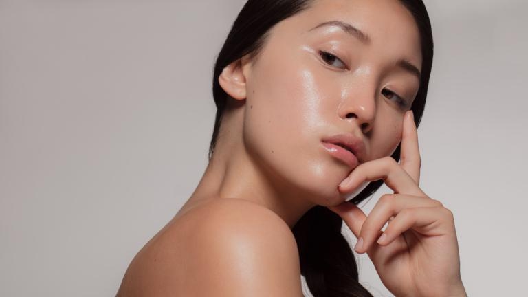 Κοπέλα από την Ασία με λαμπερό και υγιές δέρμα 