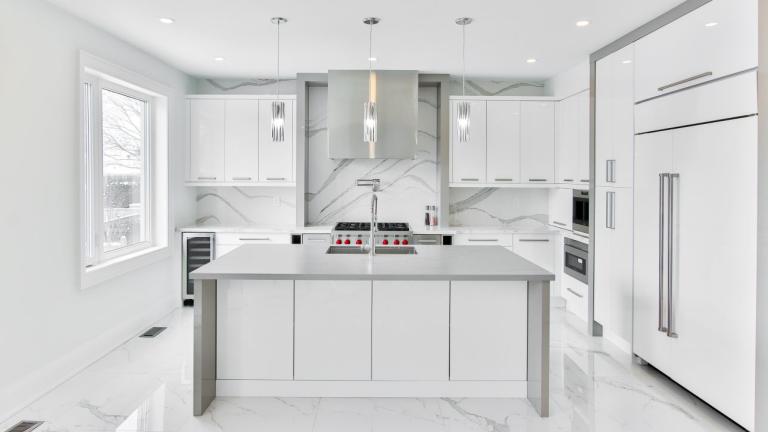 Τα χρώματα στις κουζίνες που είναι τάση