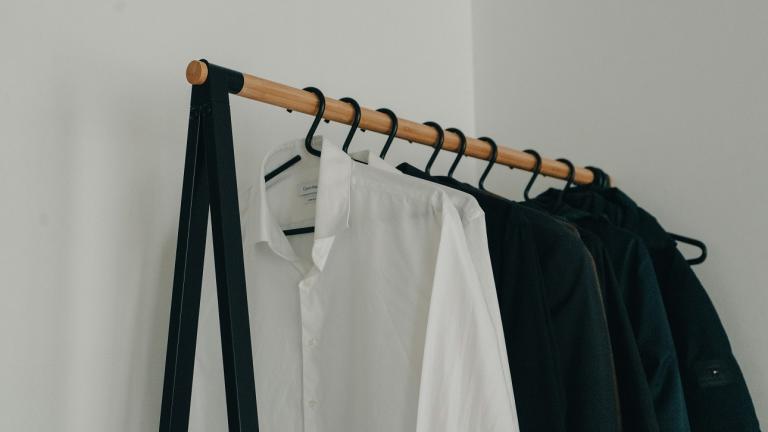 Κρεμάστρα με ρούχα/Φωτογραφία Unsplash 