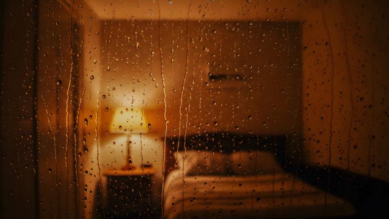 Υπνοδωμάτιο μέσα από ένα παράθυρο