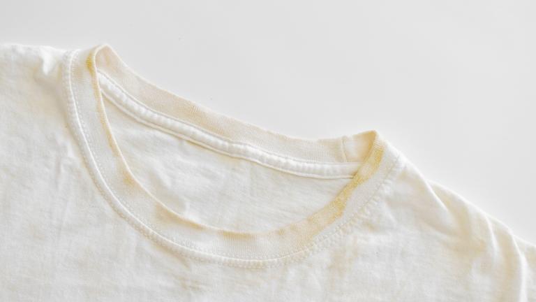 Λευκό μπλουζάκι με κίτρινο λεκέ 