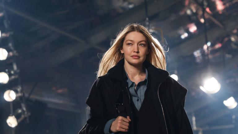 Η Τζίτζι Χαντίντ ποζάρει σε πασαρέλα