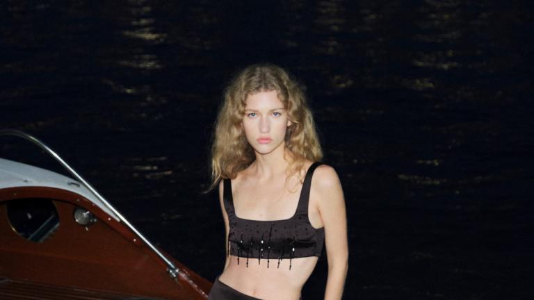 Μοντέλο ποζάρει με φούστα από Mango