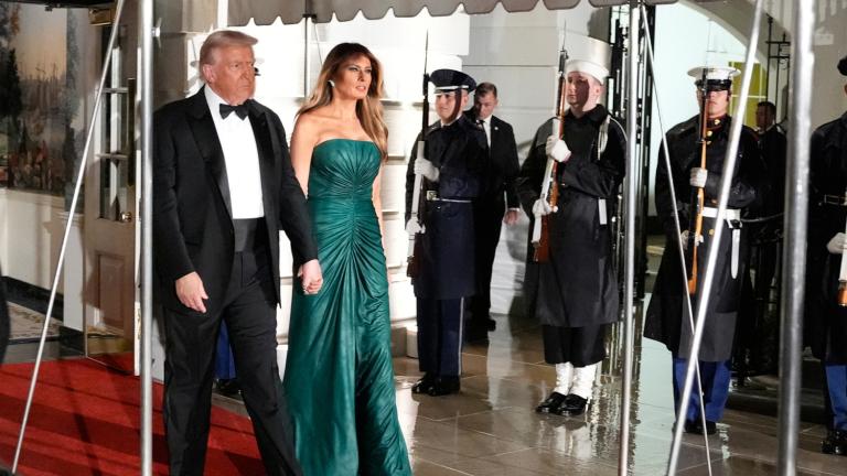 Το «less is more» στα καλύτερά του: Η Μελάνια Τραμπ λάμπει με minimal λάμψη και sculpting φόρεμα