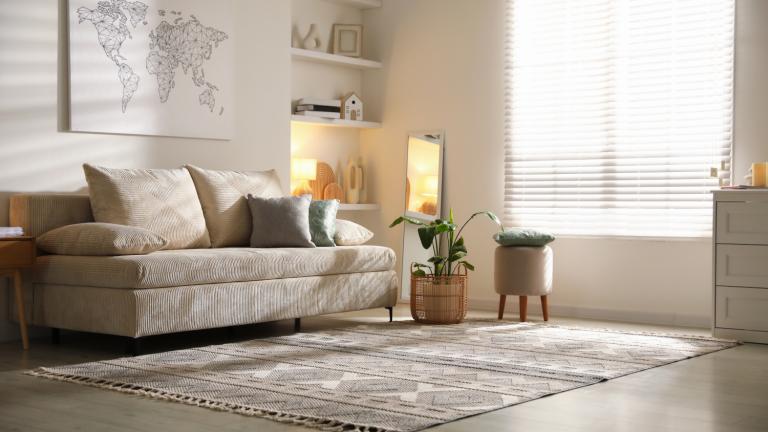Πώς να κάνετε το μικρό σαλόνι να φαίνεται μεγαλύτερο και πιο ζεστό με το σωστό χαλί