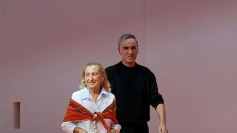 Τι στιλ της Miuccia Prada με φουλάρι