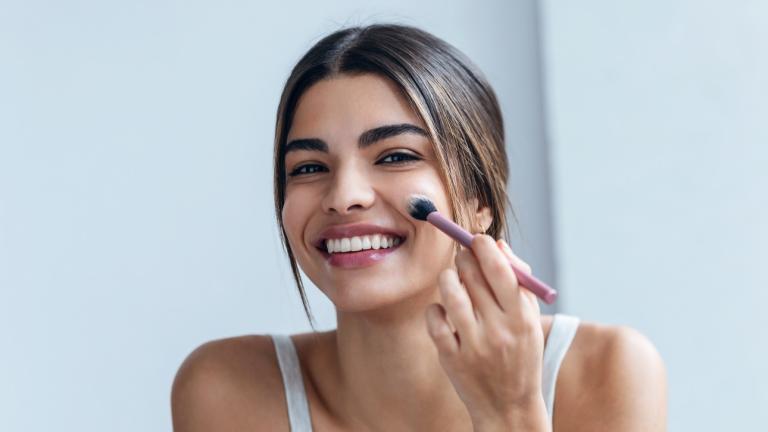 Passport Makeup για φωτογραφίες διαβατηρίου/Φωτογραφία Shutterstock