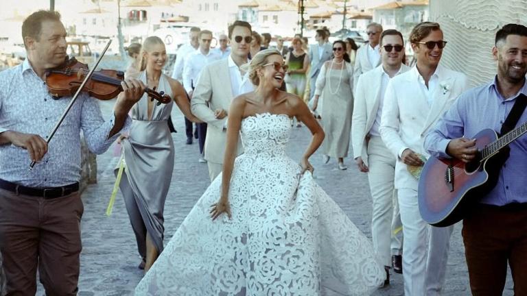 Η νύφη που παντρεύτηκε στην Ύδρα με νυφικό Oscar de la Renta