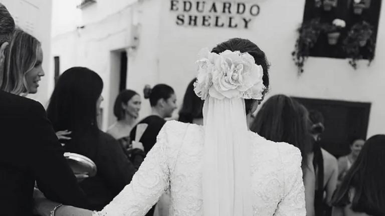 Νύφη με λουλούδι στα μαλλιά/Φωτογραφία Delirio mediante