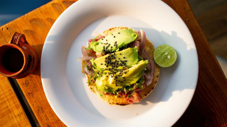 Pancakes με τόνο και αβοκάντο / Φωτογραφία: Unsplash