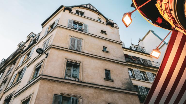 Ένας 20χρονος Ισπανός που ζει σε ένα διαμέρισμα 13 τ.μ. στο κέντρο του Παρισιού: «Εδώ όλα είναι αναδιπλούμενα»