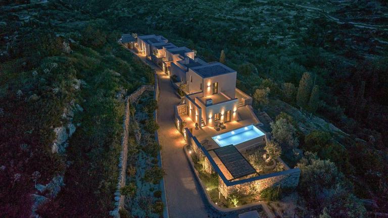 Pezoules House: Αρχιτεκτονική που καδράρει τις Κυκλάδες και αναδεικνύει τη δύναμη της ξερολιθιάς