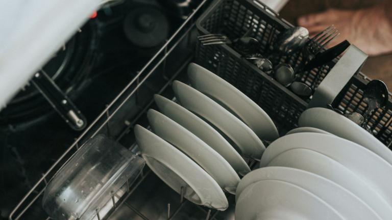 Πώς θα γλιτώσετε χρήματα στο πλυντήριο πιάτων