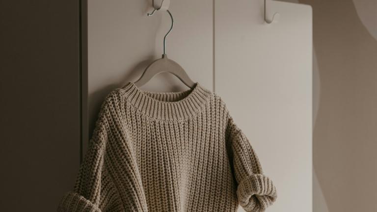 Χνούδια σε πουλόβερ/Φωτογραφία Unsplash 