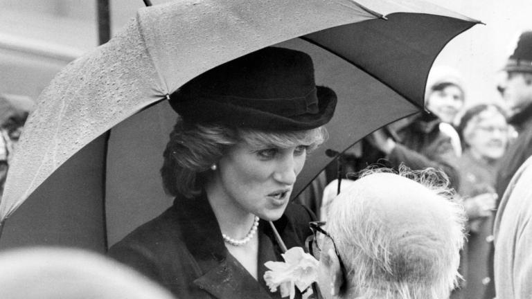 Η πριγκίπισσα Νταϊάνα κρατάει μία ομπρέλα