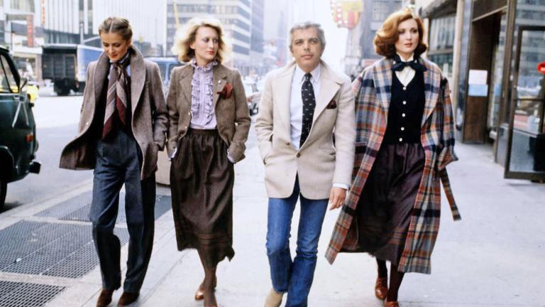 O Ralph Lauren και τα μοντέλα του στους δρόμους του Μανχάταν το 1977/Φωτογραφία: Getty 
