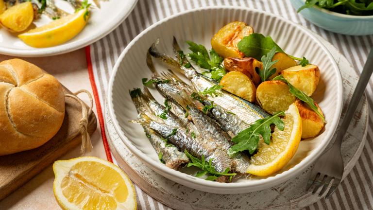 Ψητές σαρδέλες με πατάτες / Φωτογραφία: Shutterstock