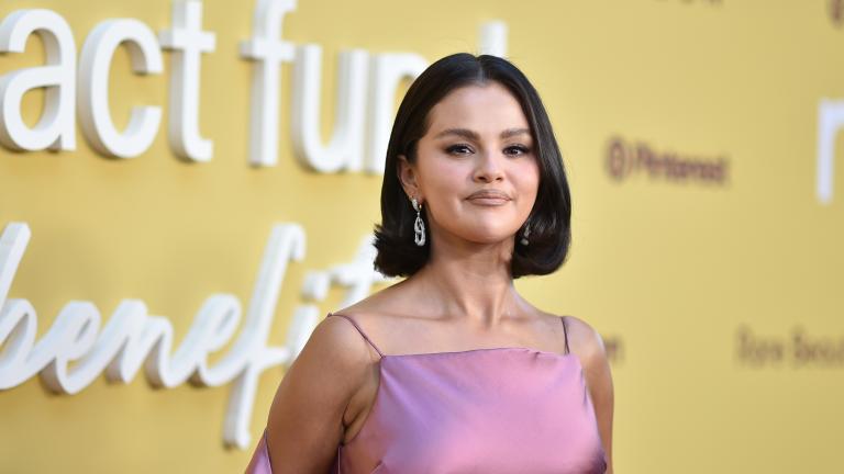 Η Σελένα Γκόμεζ λανσάρει νέο χρώμα στο μανικιούρ