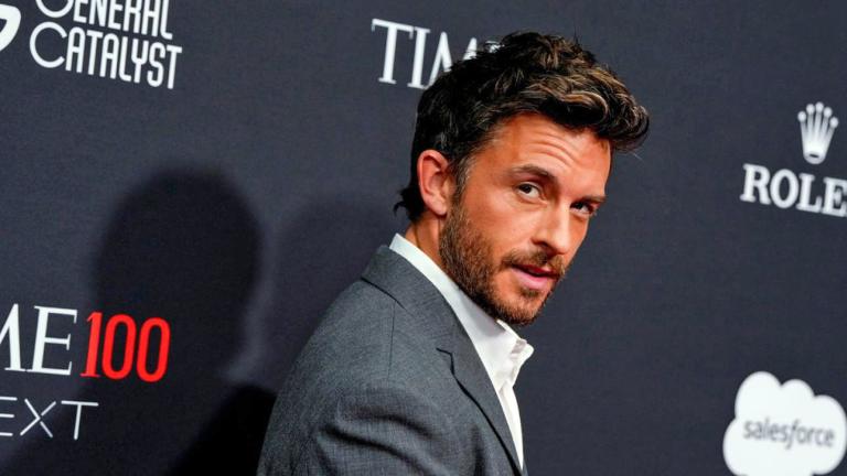 Ο ηθοποιός Τζόναθαν Μπέιλι αναδείχθηκε «ο πιο σέξι άνδρας για το 2025» από το περιοδικό People