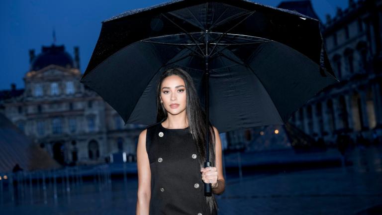 Η Σέι Μίτσελ ποζάρει κάτω από μία ομπρέλα