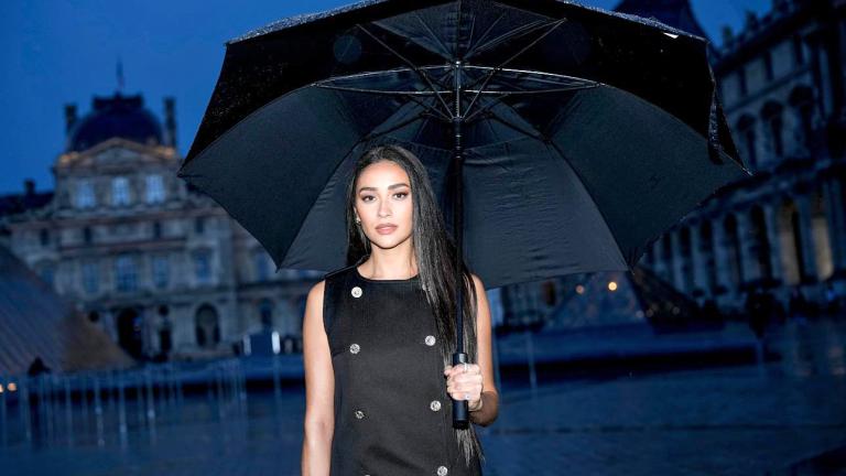 Η Σέι Μίτσελ ποζάρει κάτω από μία ομπρέλα