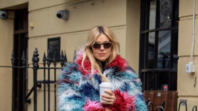 Η Σιέννα Μίλερ με πολύχρωμο παλτό