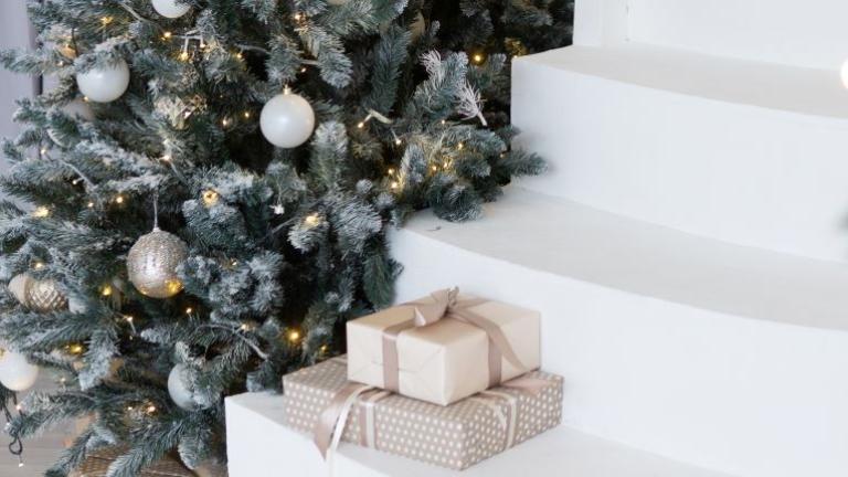 Χριστουγεννιάτικη διακόσμηση σκάλας