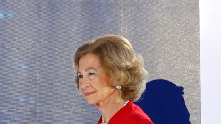 Η βασίλισσα Σοφία με κόκκινο κοστούμι