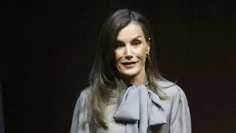 Η βασίλισσα Λετίθια σε κομψή εμφάνιση με μίντοι φούστα