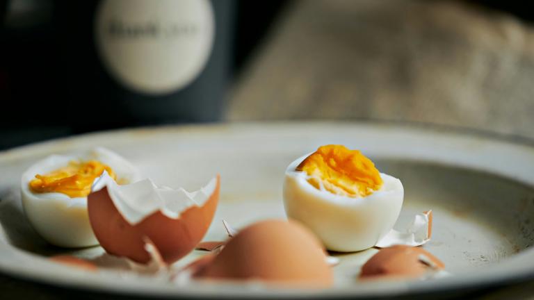 Το συστατικό που έχουμε όλοι στην κουζίνα και κάνει τα βραστά αυγά να ξεφλουδίζονται στη στιγμή