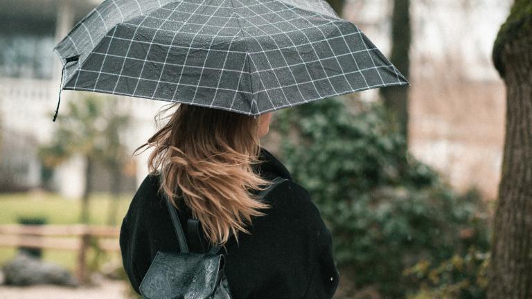 Πώς να φτιάξετε τα μαλλιά σας σε μέρες με βροχή και πολλή υγρασία: Aλάνθαστα κόλπα για να τιθασεύσετε το φριζάρισμα