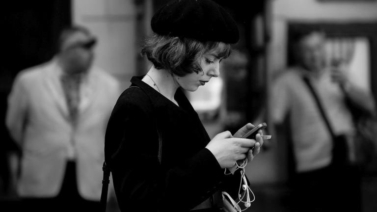 Τι σημαίνει να περπατάς πάντα με το κινητό στο χέρι, σύμφωνα με την Ψυχολογία