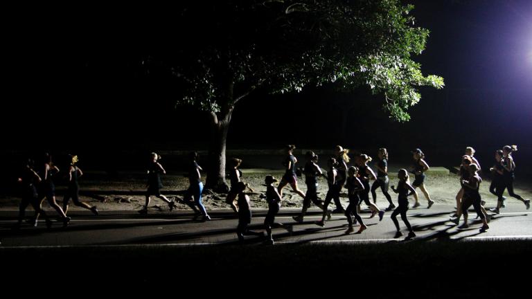 Γιατί οι γυναίκες μπορούν και πρέπει να συνεχίσουν το τρέξιμο στο σκοτάδι