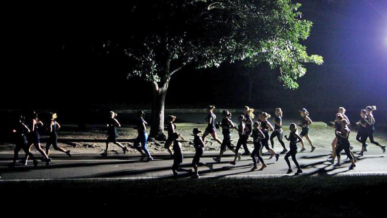 Γιατί οι γυναίκες μπορούν και πρέπει να συνεχίσουν το τρέξιμο στο σκοτάδι