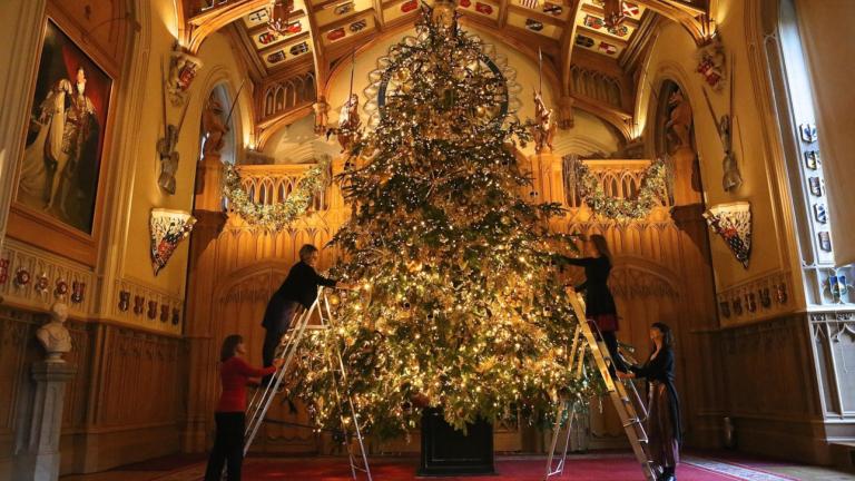 Διακοσμητές στολίζουν το χριστουγεννιάτικο δέντρο στο Κάστρο του Ουίνδσορ