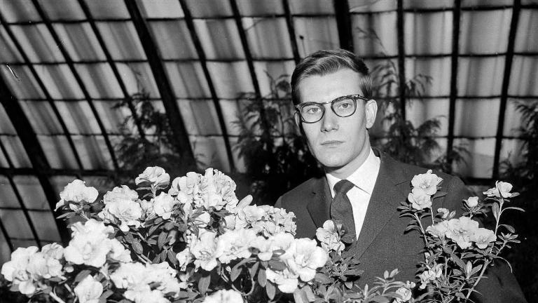 Ο Yves Saint Laurent με ένα μπουκέτο λουλούδια 
