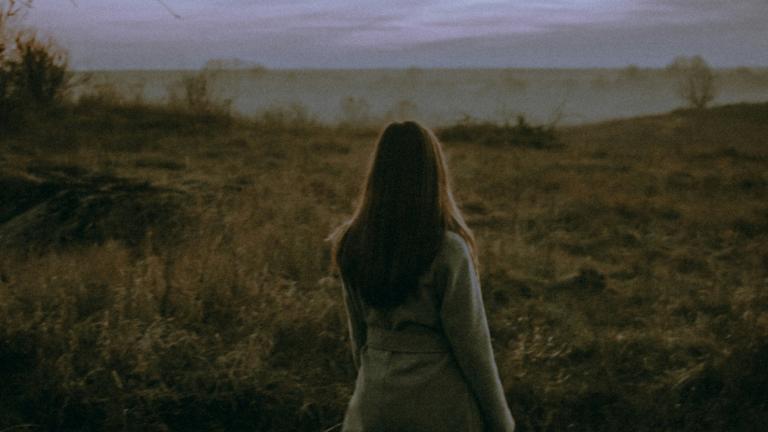 Γυναίκα που κοιτάζει το φθινοπωρινό τοπίο