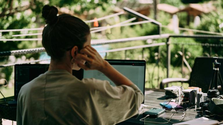 Γυναίκα μπροστά από υπολογιστή με φακέλους 