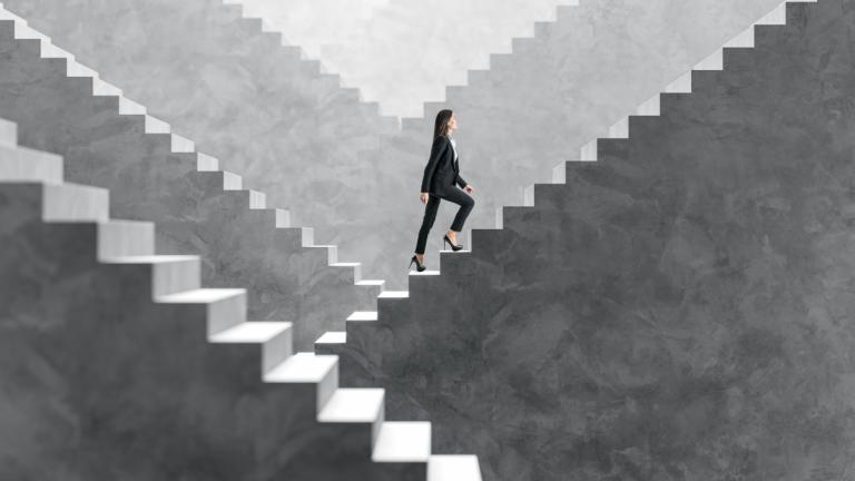 Γυναίκα που ανεβαίνει σκάλες