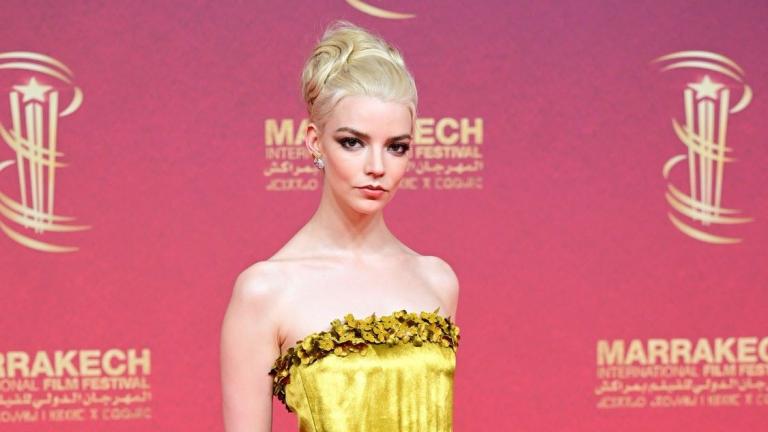 Η Άνια Τέιλορ Τζόι με μακριά τουαλέτα