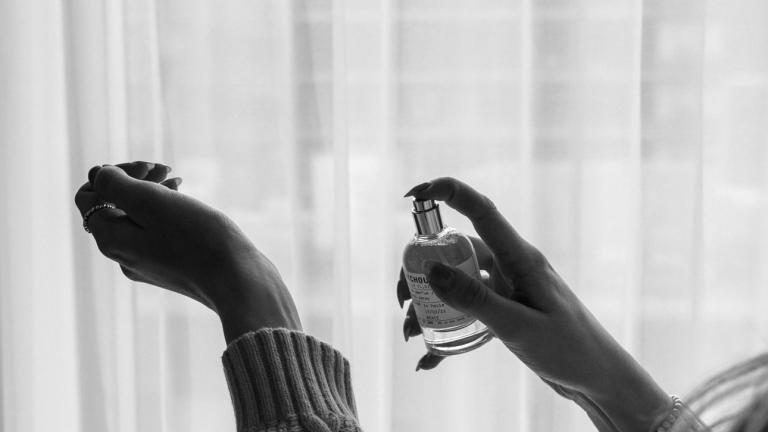Γυναίκα που βάζει άρωμα