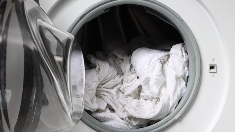 Λευκά ρούχα στο πλυντήριο
