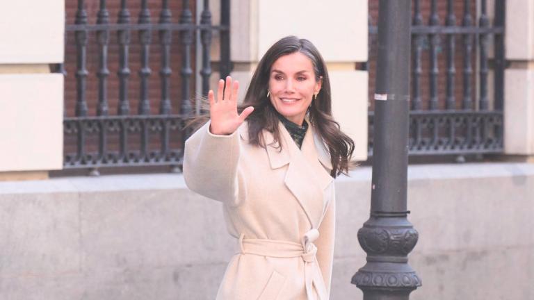 Η βασίλισσα Λετίθια με λευκό παλτό/Φωτογραφία:  