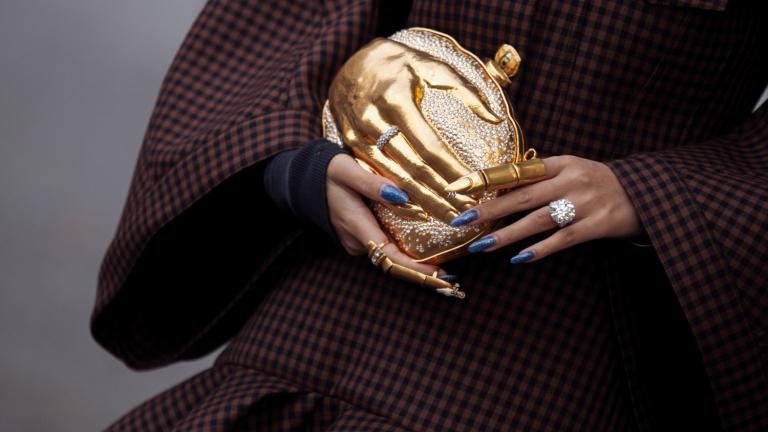 ΣΑΒΒΑΤΟ MOST LOVED 4 Το σκούρο μπλε μανικιούρ «εκθρονίζει» το κόκκινο -Η πιο elegant επιλογή για τις γιορτές