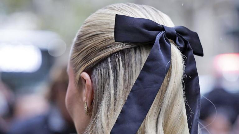 Από τον εκλεπτυσμένο φιόγκο έως το vintage τσιμπιδάκι: Πώς να αναδείξεις τα μαλλιά αυτά τα Χριστούγεννα, ώστε το περσινό μαύρο φόρεμα να περάσει απαρατήρητο