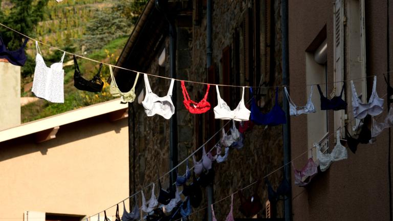Η Γαλλία είναι η χώρα με τον μεγαλύτερο αριθμό γυναικών που δεν φορούν σουτιέν