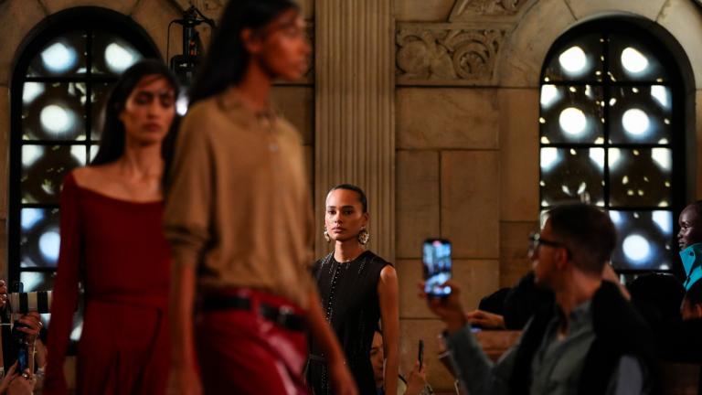 Μοντέλα περπατούν στην πασαρέλα